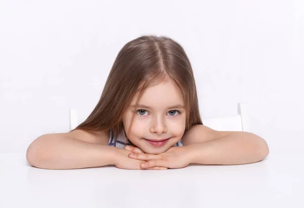 Портрет Маленької Привабливої Дівчинки Довгим Світлим Волоссям Сидить Білим Столом — стокове фото