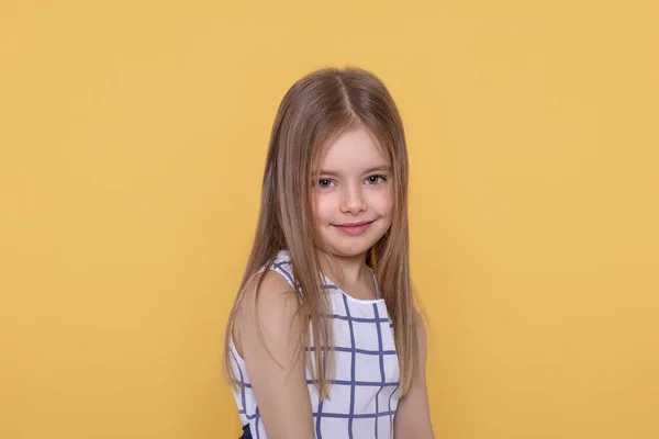 Retrato Meio Comprimento Uma Menina Sorridente Com Cabelo Loiro Longo — Fotografia de Stock