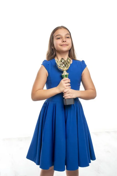 Uma Jovem Adolescente Bem Sucedida Usando Vestido Azul Segura Uma — Fotografia de Stock