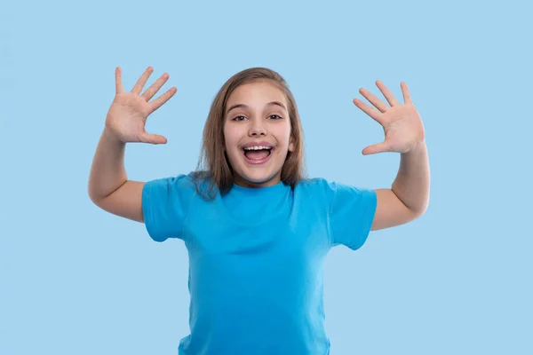 Cintura Hacia Arriba Retrato Emocional Una Joven Morena Sonriente Con — Foto de Stock