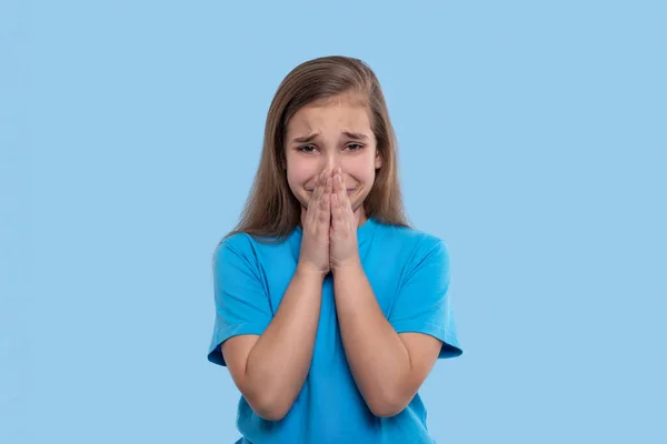 Taille Omhoog Portret Van Een Jong Boos Meisje Dragen Blauw — Stockfoto