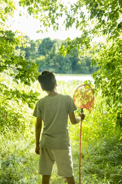 Съемка Мальчика Рыболовной Сетью Идущего Лесной Тропинке Рыбалку Пруду Летом — стоковое фото