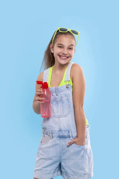 Aufnahme Eines Jungen Brünetten Lächelnden Mädchens Jeanshosen Und Grüner Sonnenbrille — Stockfoto
