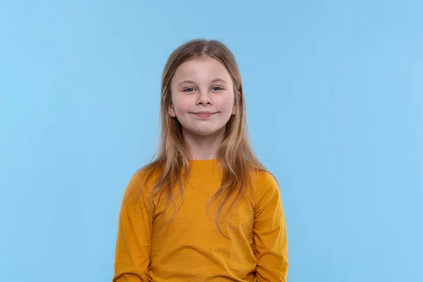 Retrato Meio Comprimento Uma Jovem Sorridente Loira Séria Com Cabelos — Fotografia de Stock