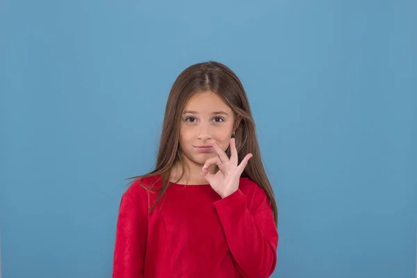 Портрет Усміхненої Дівчинки Червоній Сорочці Дає Жест Синьому Фоні Місцем — стокове фото