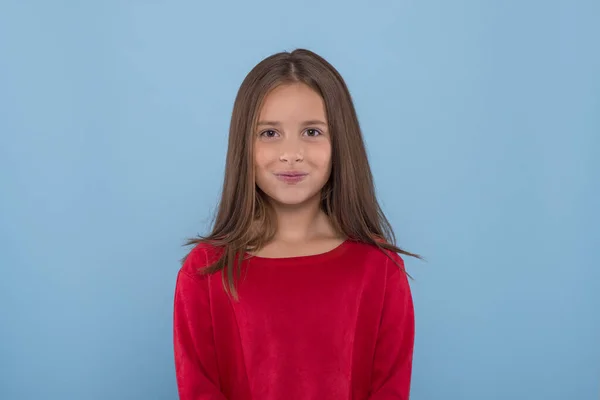 Cintura Para Cima Retrato Uma Menina Sorrindo Vestindo Camisa Vermelha — Fotografia de Stock