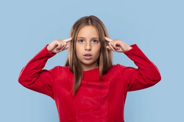Портрет Молодої Дівчини Червоній Сорочці Відчуває Стрес Синьому Фоні Копіювальним — стокове фото