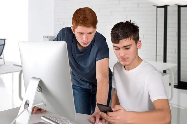 Colpo Due Ragazzi Adolescenti Seri Stanno Usando Computer Discutendo Qualcosa — Foto Stock