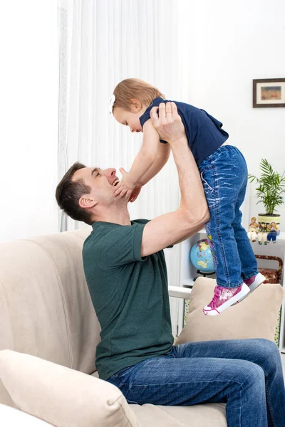 Disparo Padre Joven Una Hija Pequeña Pasando Tiempo Juntos Casa — Foto de Stock