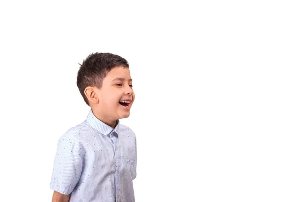 Фотография Веселого Мальчика Синей Рубашке Смеющегося Над Смотрящего Сторону Белом — стоковое фото