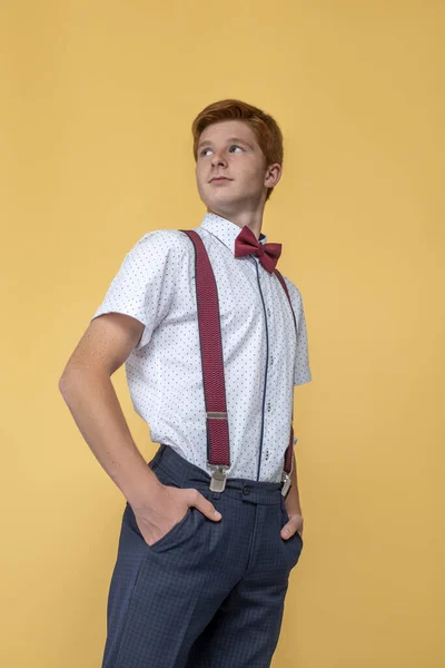 Retrato Metade Comprimento Jovem Adolescente Certo Cabelo Vermelho Vestindo Camisa — Fotografia de Stock