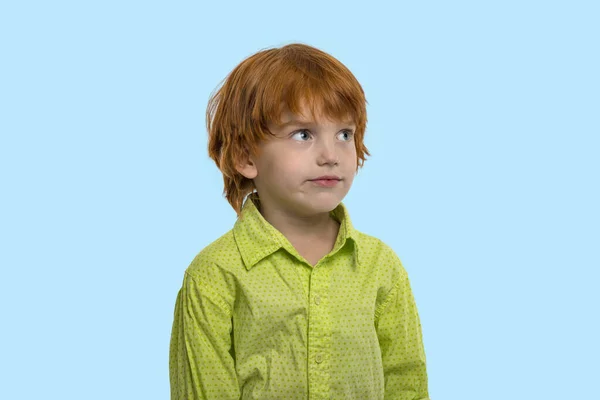 Портрет Маленького Рудого Серйозного Хлопчика Зеленій Сорочці Дивиться Вбік Синій — стокове фото