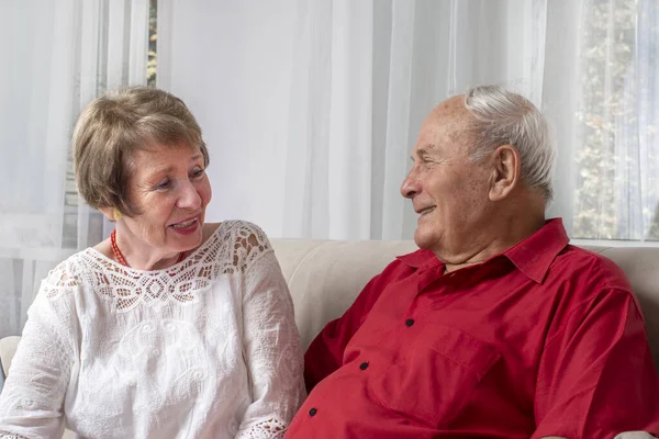 Aufnahme Eines Älteren Ehepaares Das Sich Hause Über Gesellschaft Freut — Stockfoto