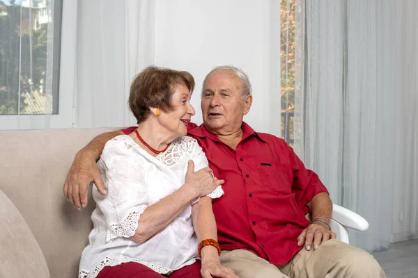 Aufnahme Eines Älteren Ehepaares Das Sich Hause Über Gesellschaft Freut — Stockfoto
