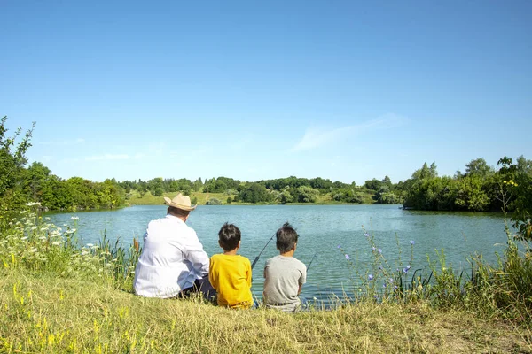 Zwei Jungen Mit Ihrem Großvater Angeln Während Sie Ufer Eines — Stockfoto