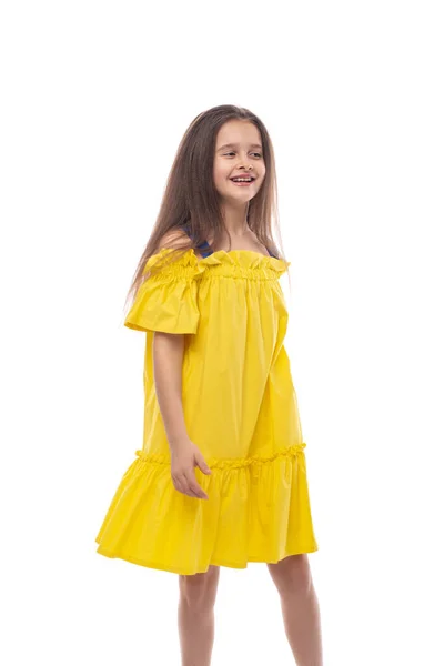 Retrato Media Longitud Una Joven Sonriente Con Vestido Amarillo Caminando — Foto de Stock