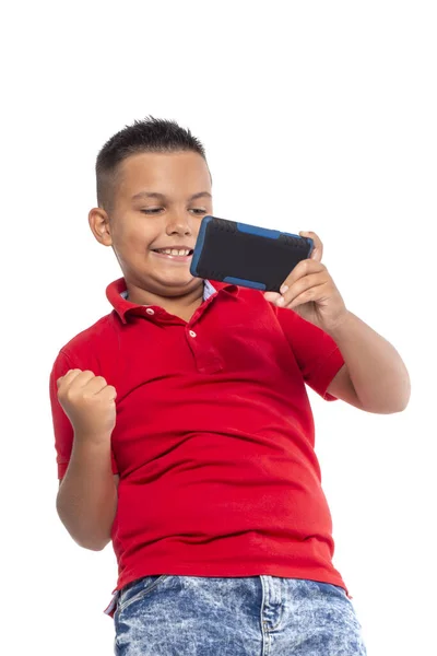 셔츠와 청바지를 감정적으로 게임을 하거나 인터넷으로 통화를 미소짓는 소년의 절반의 — 스톡 사진