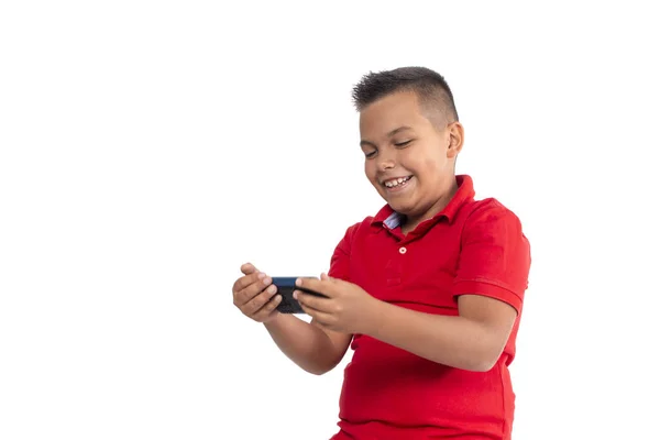 Портрет Молодого Улыбающегося Мальчика Красной Рубашке Джинсах Эмоционально Играющего Игры — стоковое фото
