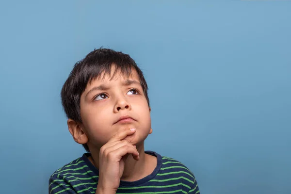 Shot Van Een Kleine Serieuze Jongen Denken Aan Iets — Stockfoto