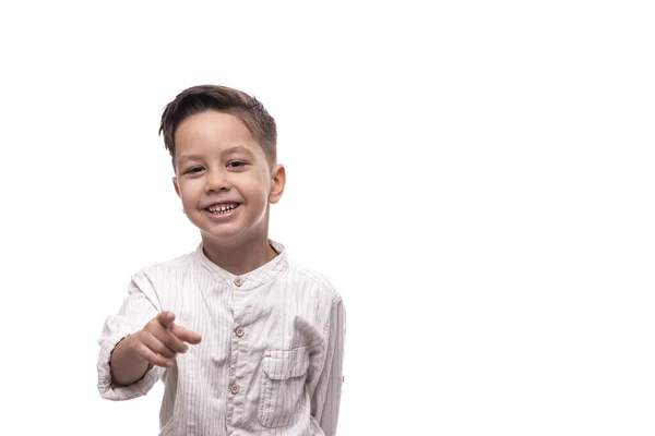 Cintura Retrato Menino Sorridente Vestindo Camisa Branca Apontando Para Algo — Fotografia de Stock