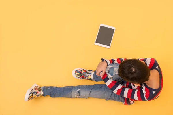 Niño Sienta Sobre Fondo Amarillo Con Tableta Vista Superior Está — Foto de Stock