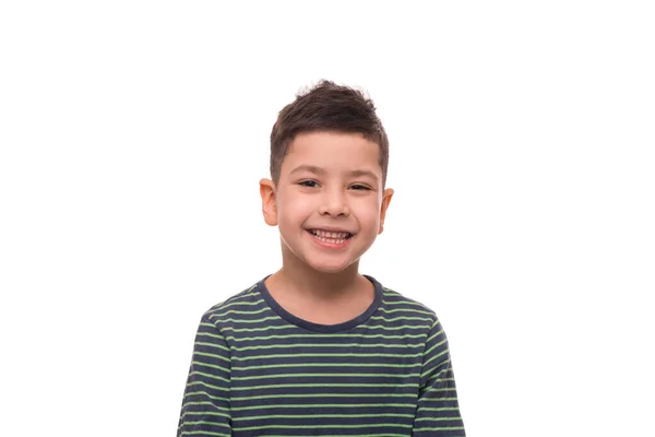 Porträt Eines Lächelnden Jungen Mit Grün Gestreiftem Hemd Vor Weißem — Stockfoto