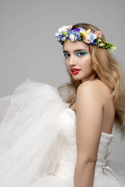 Halvlångt Porträtt Ung Kvinna Med Ljus Makeup Bär Vit Bröllopsklänning — Stockfoto