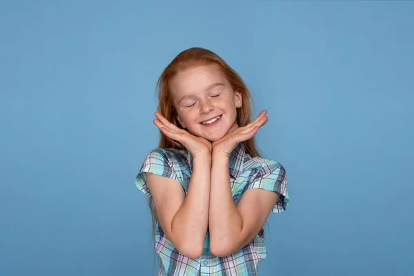 Μισού Μήκους Συναισθηματικό Πορτραίτο Ενός Μικρού Αστείου Άτακτου Κοριτσιού Κόκκινα — Φωτογραφία Αρχείου