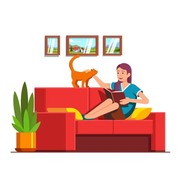 Donna seduta sul divano, libro di lettura, gatto petting — Vettoriale Stock