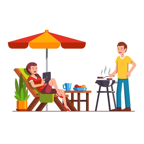 Esposo haciendo barbacoa, esposa acostada en una tumbona — Vector de stock