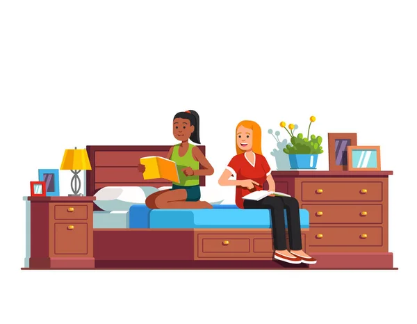 Двоє студентів читають книги, що сидять на двоспальному ліжку — стоковий вектор