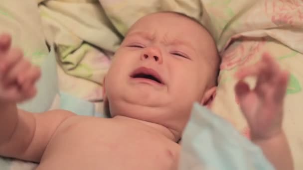 Pequeno bebê chorando na cama — Vídeo de Stock