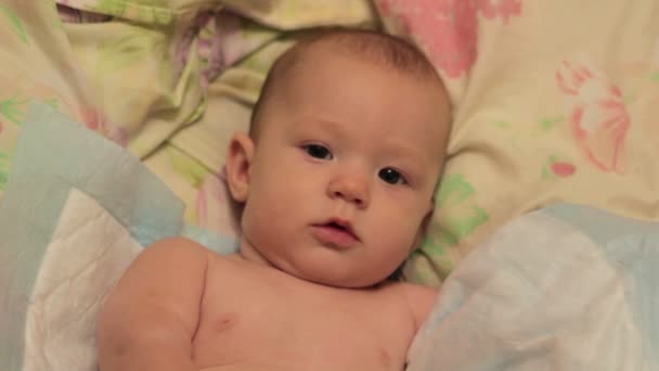 Kleine baby op zoek naar camera — Stockvideo