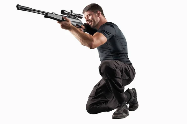 Soldado com rifle sniper apontando isolado em branco — Fotografia de Stock