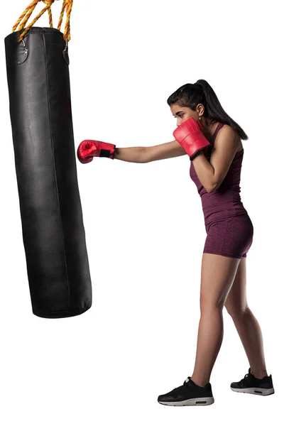 Boxeador mujer golpeando saco de boxeo aislado en blanco —  Fotos de Stock