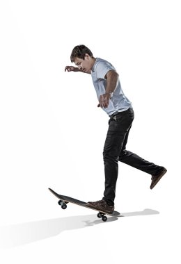 Kaykaycı izole tek ayak üzerinde sürme