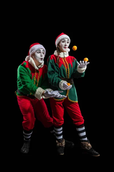 Pantomimen in Neujahrskostümen vereinzelt — Stockfoto