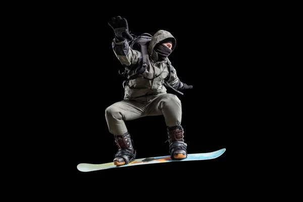 Летающий сноубордист, изолированный на черном фоне — стоковое фото