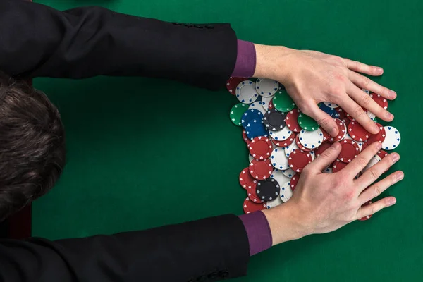Vista superior de las manos del jugador de póquer en la mesa de juego — Foto de Stock