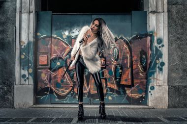 Kadın şarkıcı sokakta gerçekleştirme