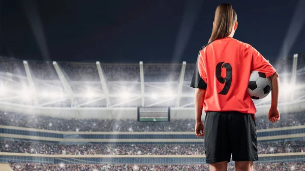 kalabalık stadyum top ile geceleri ayakta kadın futbol oyuncusu