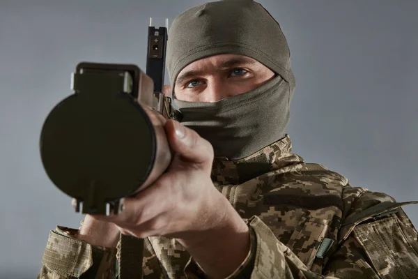 Close-up de soldado apontando com uma arma de granada isolada — Fotografia de Stock