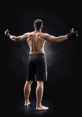 MMA kadın savaşçı kutluyor kazanmak