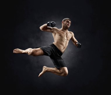 MMA kadın savaşçı kutluyor kazanmak