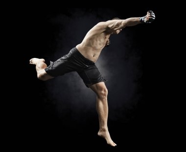 mma erkek savaşçı yumruk atlama