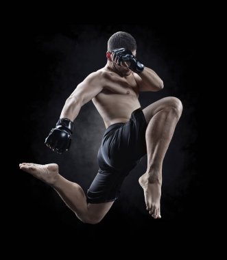 MMA kadın savaşçı kutluyor kazanmak