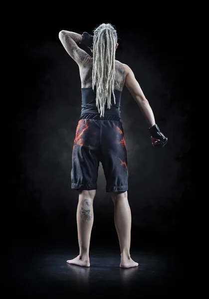 Luchador mma hembra aislado en negro — Foto de Stock