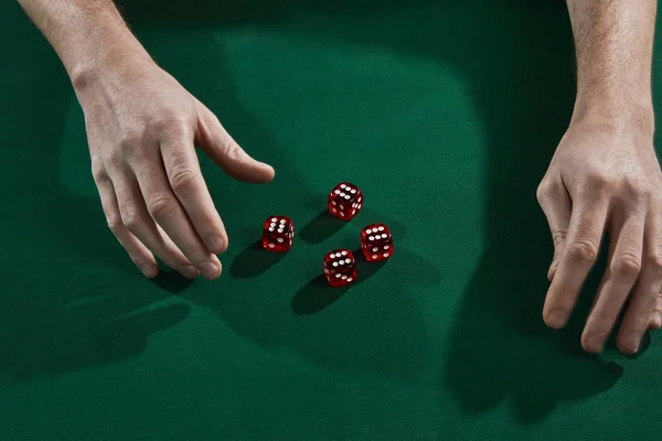 Vista superior de las manos del jugador de póquer en la mesa de juego — Foto de Stock