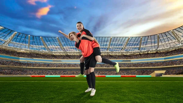 Dos jugadoras de fútbol celebrando la victoria en el fútbol presentada —  Fotos de Stock