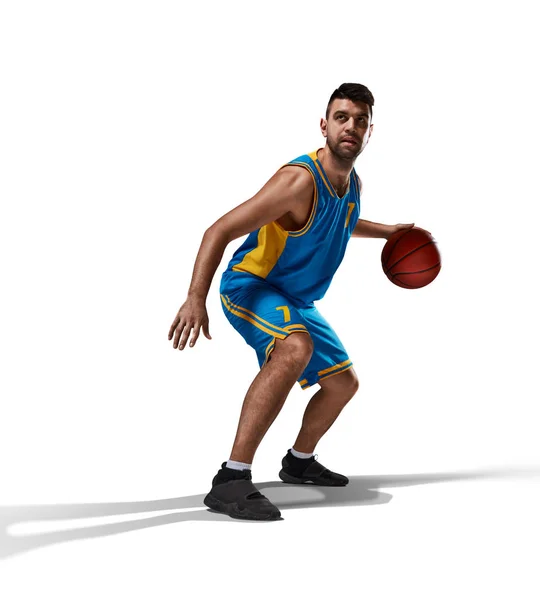 Basketballspieler in Aktion isoliert auf weiß — Stockfoto